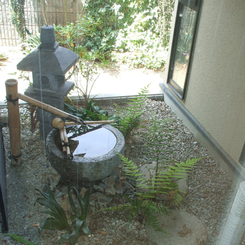 置灯篭と水鉢で作成した坪庭