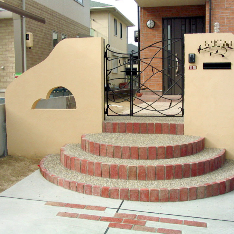 半円の階段と個性的なデザインが特徴の塀