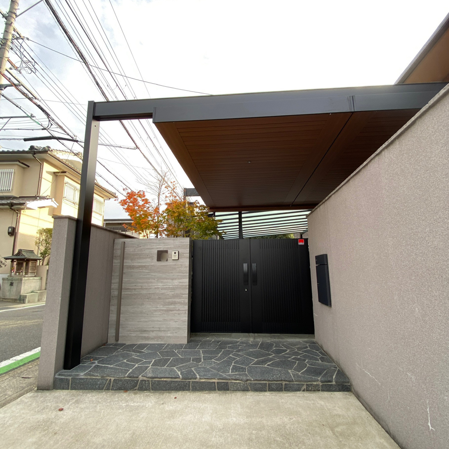 木調内天井の屋根で雨でも快適なアプローチへリノベーション