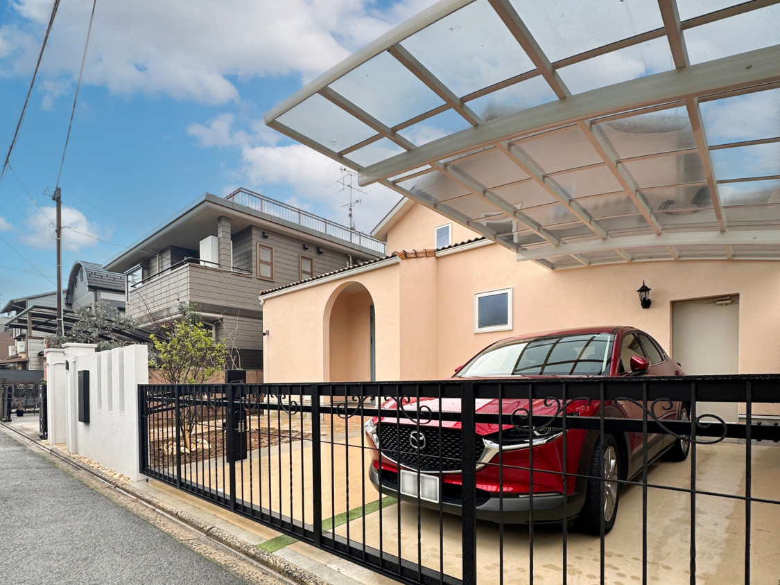 クリア色屋根の開放的なカーポート