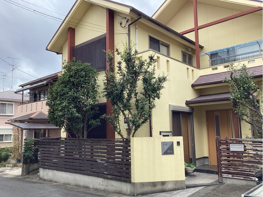 跳ね上げシャッターで解放感は奪わずクローズ外構が完成