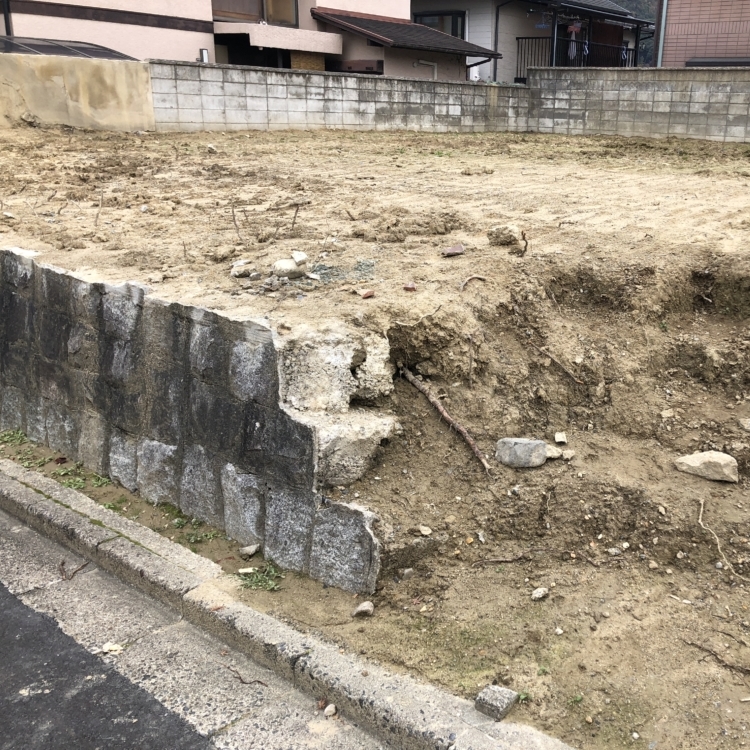 既存石積を活用した門柱が特徴的な高低差のある新築外構 写真集