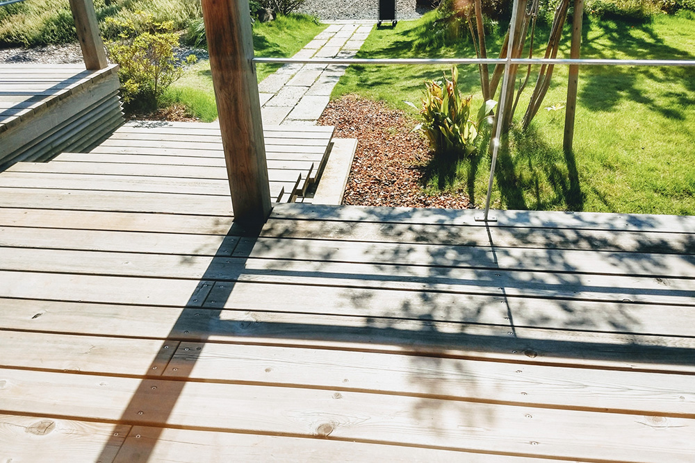 日の当たるウッドデッキ