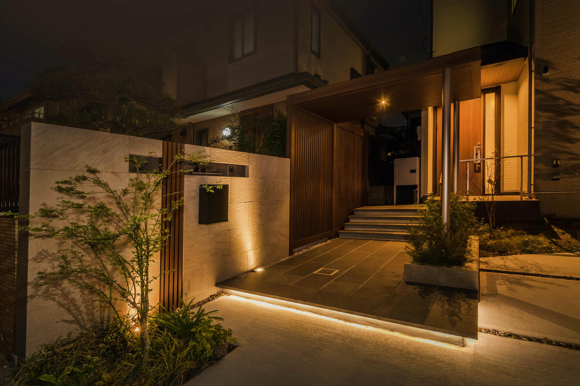 ステップやデッキ下に仕込む照明は幻想的で美しい