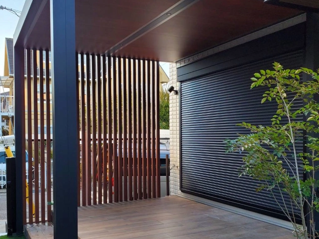 木調の内天井と目隠しの千本格子で重厚感のあるアウトドアリビング