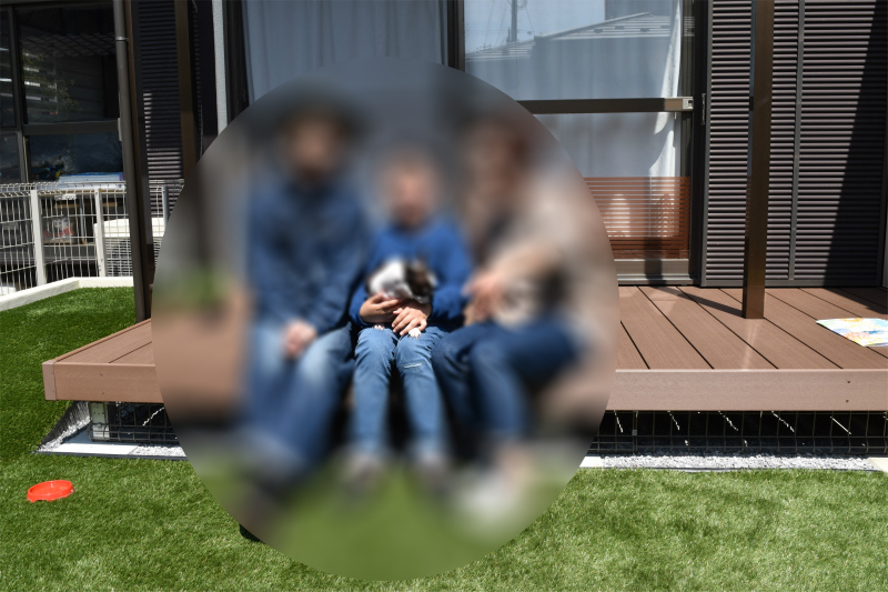 ウッドデッキで家族と過ごす庭