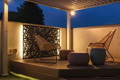 ライトアップされたリビングテラス