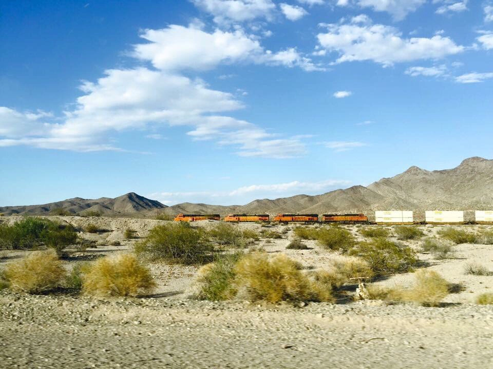 砂漠を走る電車