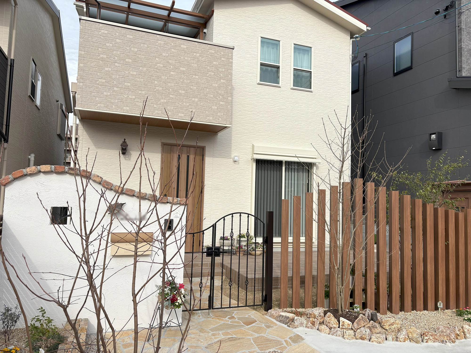 クローズ外構でも完全に隠さない防犯性の高さ